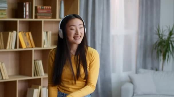 Relájate Joven Mujer Asiática Despreocupada Bailando Casa Disfrutando Música Favorita — Vídeo de stock