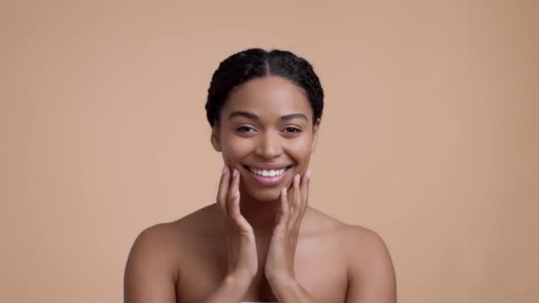 Young Positive African American Woman Doing Lymphatic Drainage Facial Massage — Vídeos de Stock