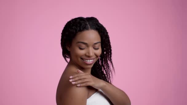Body Care Concept Studio Portrait Young Happy African American Woman — 비디오