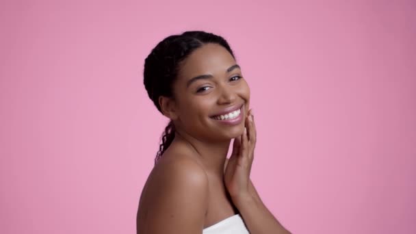 Conceito Beleza Negra Estúdio Retrato Jovem Bem Preparado Mulher Afro — Vídeo de Stock