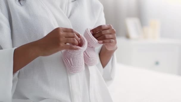 Zwangerschap Advertentie Onherkenbare Zwangere Afro Amerikaanse Dame Stapt Kleine Laarzen — Stockvideo