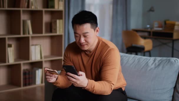 Finance Konzept Glücklicher Asiatischer Mann Mittleren Alters Macht Online Geldtransaktionen — Stockvideo