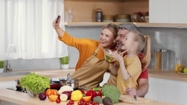 Family Blog Content Happy Parents Little Daughter Recording Video Kitchen — Stock video