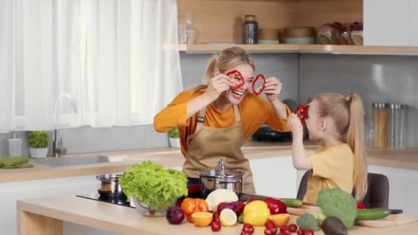 Kitchen Games Playful Mother Her Happy Daughter Playing Peekaboo Red — Αρχείο Βίντεο