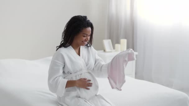 Préparer Maternité Jeune Femme Heureuse Enceinte Afro Américaine Regardant Tissu — Video