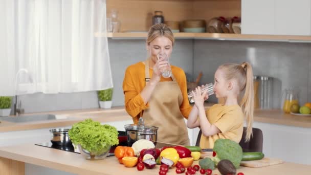 Feliz Mãe Sedenta Sua Filha Bebendo Água Óculos Cozinha Durante — Vídeo de Stock
