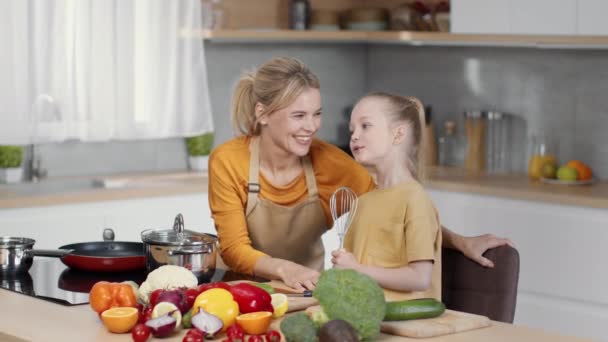 Lazer Familiar Menina Bonito Cantando Música Para Sua Mãe Cozinha — Vídeo de Stock