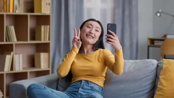 Entretenimiento Online Joven Mujer Asiática Despreocupada Haciendo Selfie Casa Haciendo — Vídeo de stock