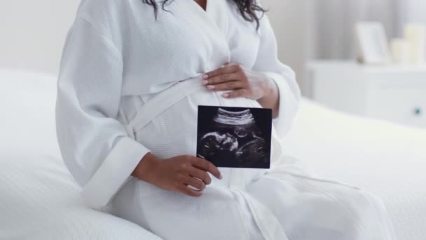 Baby First Photo Close Shot Unrecognizable Black Pregnant Lady Bathrobe — 图库视频影像