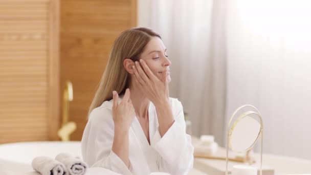 Mulher Meia Idade Bonita Vestindo Roupão Banho Fazendo Massagem Facial — Vídeo de Stock
