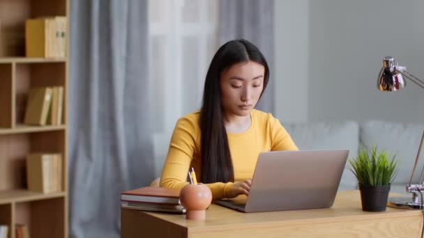 Problemas Trabalho Remoto Jovem Mulher Asiática Freelancer Digitando Laptop Tendo — Vídeo de Stock