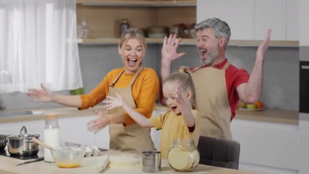 Забавная Кухня Счастливая Игривая Семья Трех Человек Делает Экспозицию Муки — стоковое видео