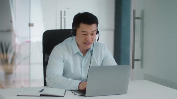International Business Concept Confident Middle Aged Asian Businessman Wearing Headset — Stockvideo