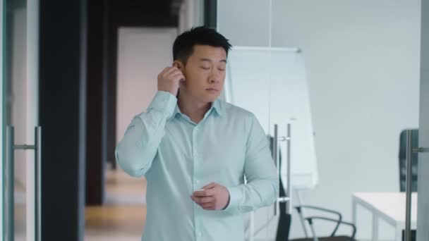 Tecnologie Sonore Moderne Positivo Uomo Asiatico Mezza Età Manager Mettendo — Video Stock