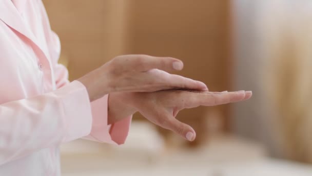 Beauty Care Concept Close Shot Unrecognizable Caucasian Woman Applying Pampering — Vídeo de Stock