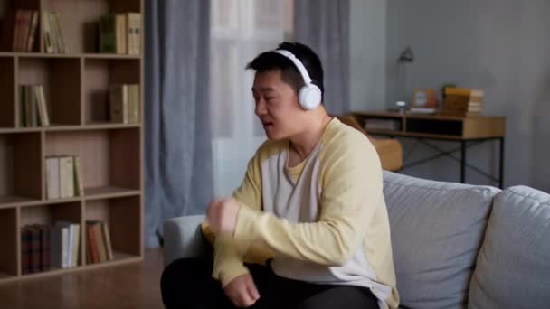 Liebstes Hobby Glücklicher Asiatischer Mann Mittleren Alters Spielt Imaginäre Trommeln — Stockvideo