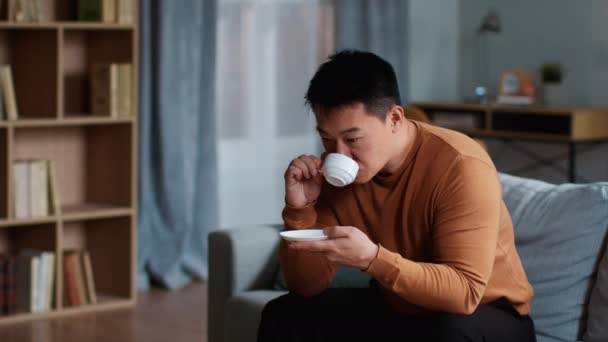 Gezellige Ochtend Traditie Zorgeloze Volwassen Aziatische Man Genieten Van Koffie — Stockvideo