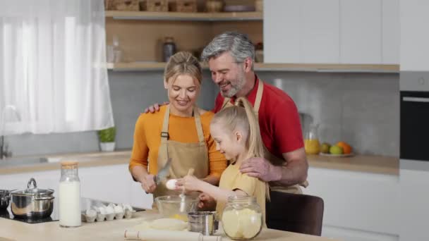 Сімейний Кулінар Щаслива Маленька Дівчинка Готує Тісто Матір Батьком Кухні — стокове відео