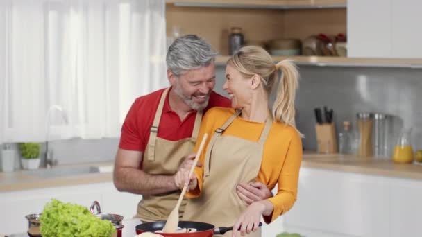 Gelukkig Middelbare Leeftijd Paar Liefde Koken Diner Samen Keuken Speelse — Stockvideo