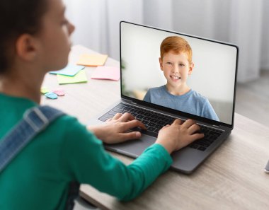 Uzaktan iletişim. Ergen çocuk ve kız laptopta video görüşmesi yapıyorlar, çocuk arkadaşlar bilgisayarda birlikte telekonferans yapıyorlar, sanal görüşmenin ve uzak sohbetin tadını çıkarıyorlar, yaratıcı kolaj