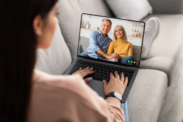 Vzdálená Schůzka Mladá Žena Která Video Hovor Staršími Rodiči Notebooku — Stock fotografie