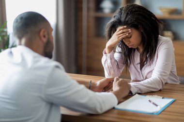 Arap doktor, üzgün, ağlayan, hasta, Afrikalı, Amerikalı hasta bir kadını teselli ediyor. Üzgün bir müşteriyi destekleyen, el ele tutuşan, tavsiye veren, klinik içini döken bir terapist. Doktor görgü kuralları kavramı