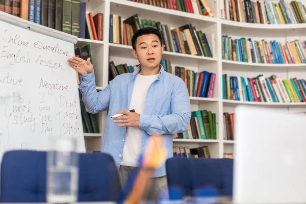 Chinese Male Teacher Pointing Whiteboard Teaching English Language Talking Laptop — Stockfoto