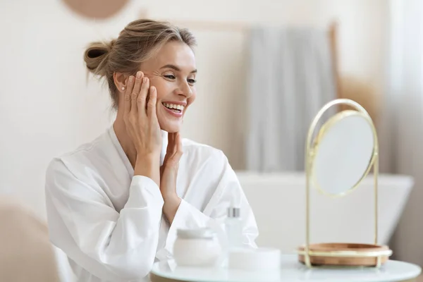 Smiling Attractive Blonde Middle Aged Woman White Bathrobe Making Aging — Stockfoto