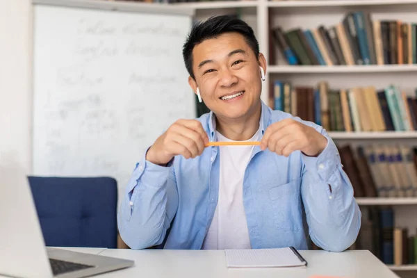 Счастливый Корейский Учитель Мужчина Улыбается Перед Камерой Держа Руках Карандаш — стоковое фото