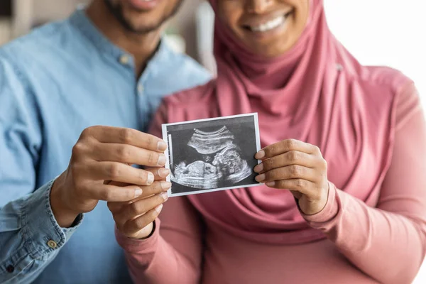 Felizes Esposas Muçulmanas Negras Grávidas Demonstrando Foto Ultrassonografia Bebê Câmera — Fotografia de Stock