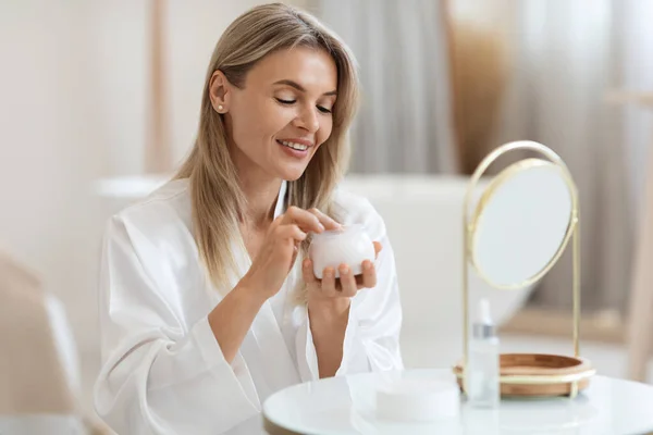 Jolie Femme Blonde Âge Moyen Peignoir Assise Devant Miroir Tenant — Photo