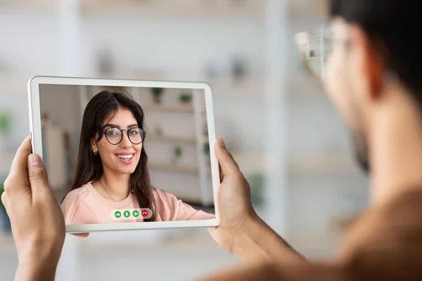 Mladík Drží Digitální Tablet Dělat Video Chat Svou Přítelkyní Nepoznatelný — Stock fotografie