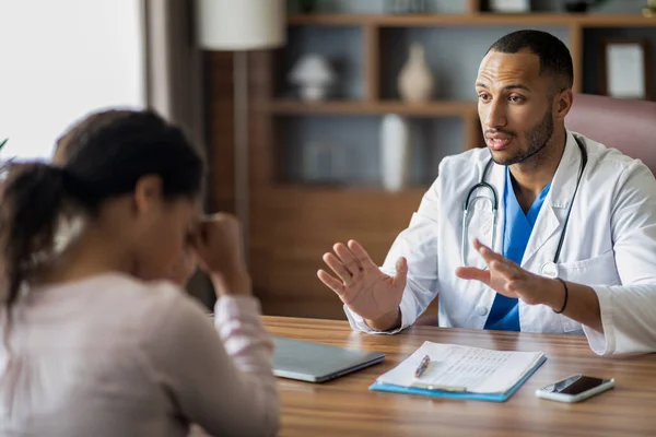 Μέση Ανατολή Νεαρός Άνδρας Γιατρός Έχουν Συνομιλία Αναστατωμένος Άρρωστος Αφροαμερικανός — Φωτογραφία Αρχείου