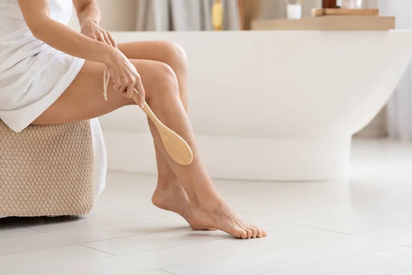 Unrecognizable Sexy Naked Lady Wrapped Towel Using Scrub Brush Bathroom — Stock fotografie