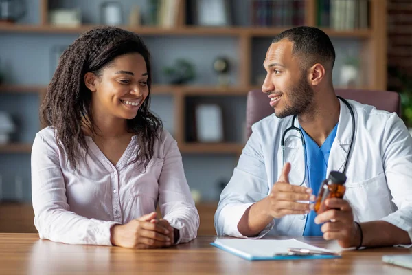 Feliz Milenario Africano Americano Paciente Siente Satisfecho Con Buen Servicio —  Fotos de Stock