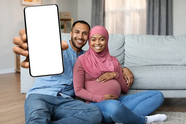 Σπουδαία Εφαρμογή Happy Black Pregnant Muslim Ζευγάρι Εμφανίζει Κενό Smartphone — Φωτογραφία Αρχείου