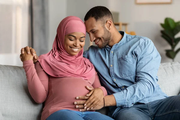 Pareja Musulmana Cariñosa Que Espera Que Bebé Una Casa Cónyuges — Foto de Stock
