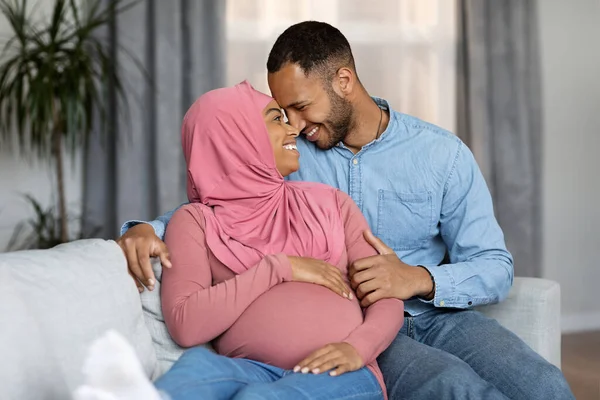 Portrait Affectionate Pregnant Black Muslim Couple Relaxing Together Couch Loving — Foto de Stock
