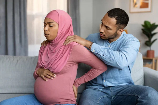 Amante Esposo Haciendo Masaje Esposa Musulmana Negra Embarazada Casa Mujer — Foto de Stock