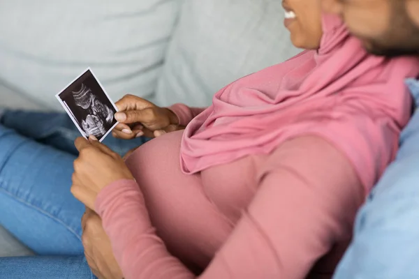 Preparing Parenthood Happy Black Pregnant Muslim Couple Looking Baby Sonography — Stock fotografie