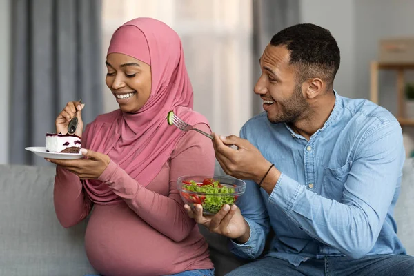 Hamilelik Çılgınlığı Zenci Adam Hamile Müslüman Karısına Pasta Yerken Salata — Stok fotoğraf