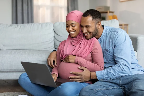 Αγαπώντας Μαύρο Ισλαμικό Συζύγους Αναμένοντας Μωρό Χρησιμοποιώντας Φορητό Υπολογιστή Στο — Φωτογραφία Αρχείου