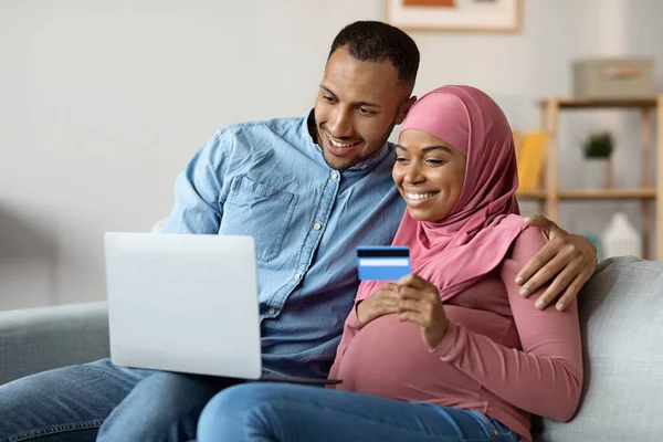 Онлайн Платежі Щасливий Чорний Мусульманин Вагітна Пара Використовуючи Ноутбук Комп — стокове фото