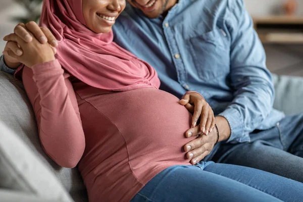 Feliz Embarazo Marido Cariñoso Tocando Tiernamente Vientre Esposa Musulmana Embarazada — Foto de Stock