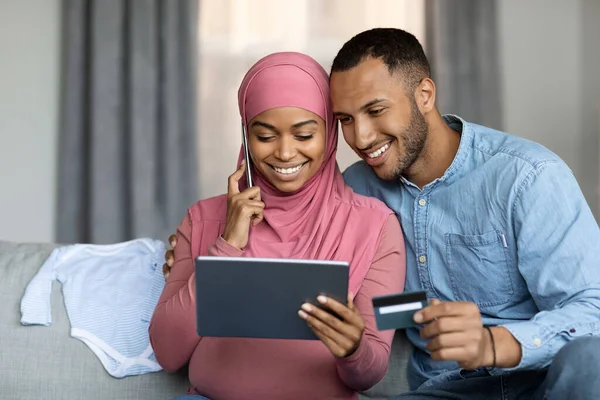 Commerce Concept Pregnant Muslim Spouses Using Digital Tablet Credit Card — Zdjęcie stockowe