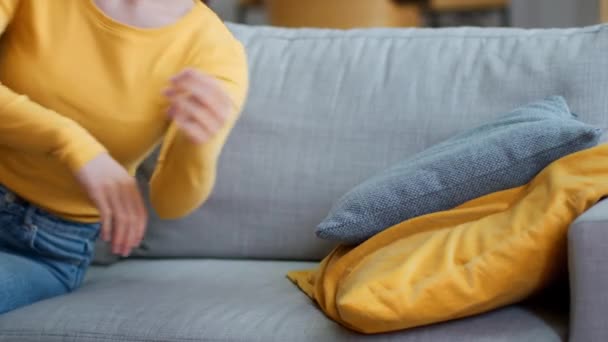 Fatiga Crónica Falta Energía Cansado Triste Joven Asiático Mujer Cayendo — Vídeos de Stock