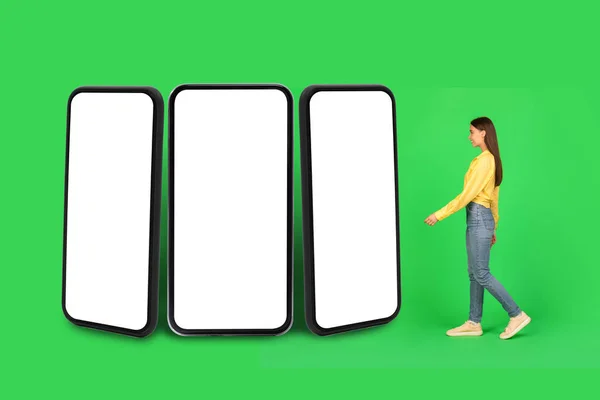 Lady Walking Three Huge Smartphones Empty Screens Advertising Great Application — ストック写真