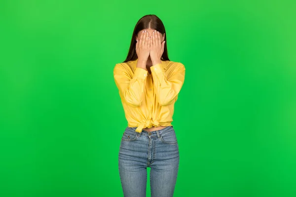 Unrecognizable Lady Covering Face Posing Standing Green Studio Background Young — Photo