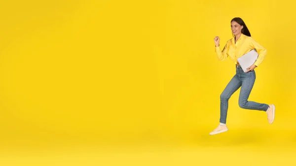 Happy Woman Běžící Držení Notebook Počítač Hledáte Aside Posing Yellow — Stock fotografie