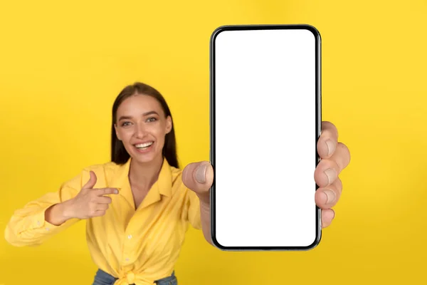 Cheerful Lady Showing Cellphone Blank Screen Recommending Mobile Offer Standing — Stockfoto